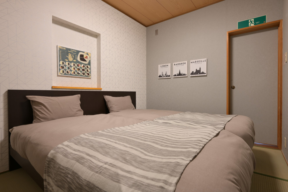 Modelo de dormitorio principal de estilo zen extra grande con paredes grises, suelo vinílico y suelo marrón