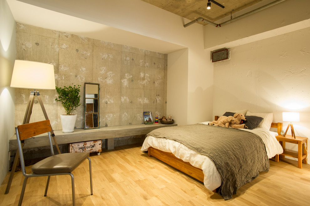 Свежая идея для дизайна: спальня в стиле лофт с разноцветными стенами, светлым паркетным полом и коричневым полом - отличное фото интерьера