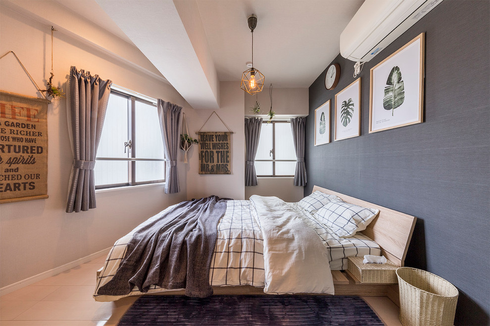 Immagine di una camera da letto boho chic con pareti multicolore e pavimento beige