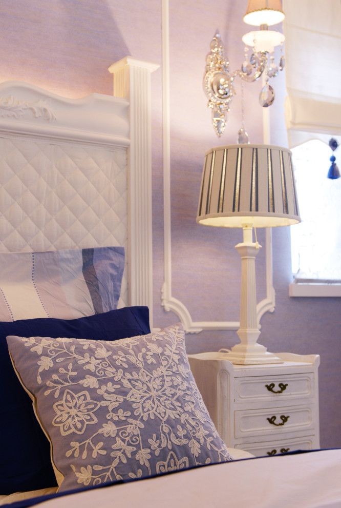 Источник вдохновения для домашнего уюта: хозяйская спальня среднего размера в классическом стиле с синими стенами, пробковым полом, белым полом, потолком с обоями и обоями на стенах