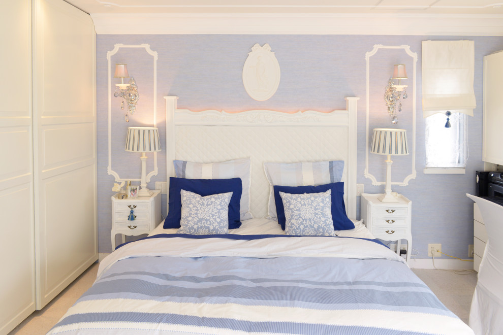 Immagine di una camera matrimoniale chic di medie dimensioni con pareti blu, pavimento in sughero, pavimento bianco, soffitto in carta da parati e carta da parati