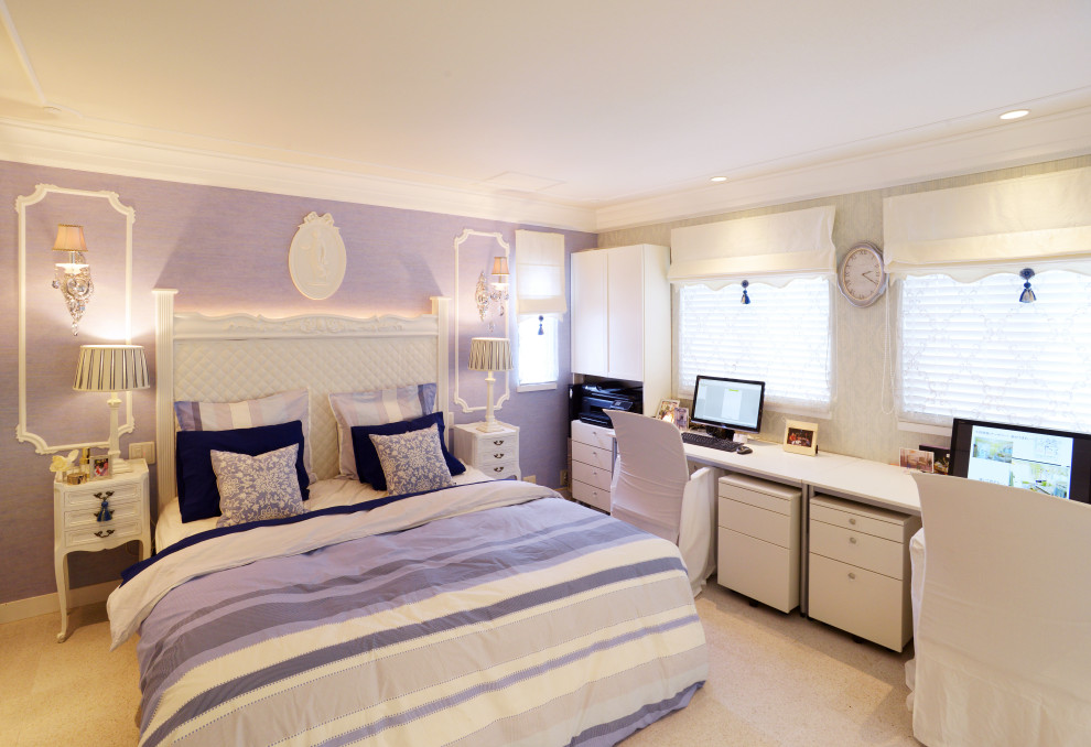 Diseño de dormitorio principal tradicional de tamaño medio con paredes azules, suelo de corcho, suelo blanco, papel pintado y papel pintado