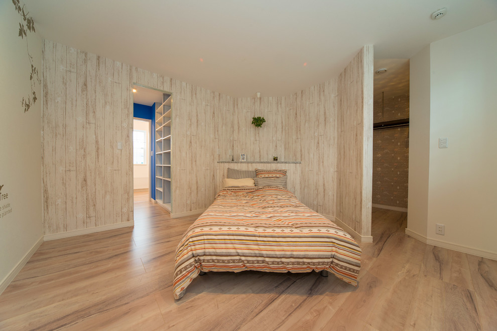Immagine di una camera da letto mediterranea con pareti multicolore e pavimento in legno verniciato