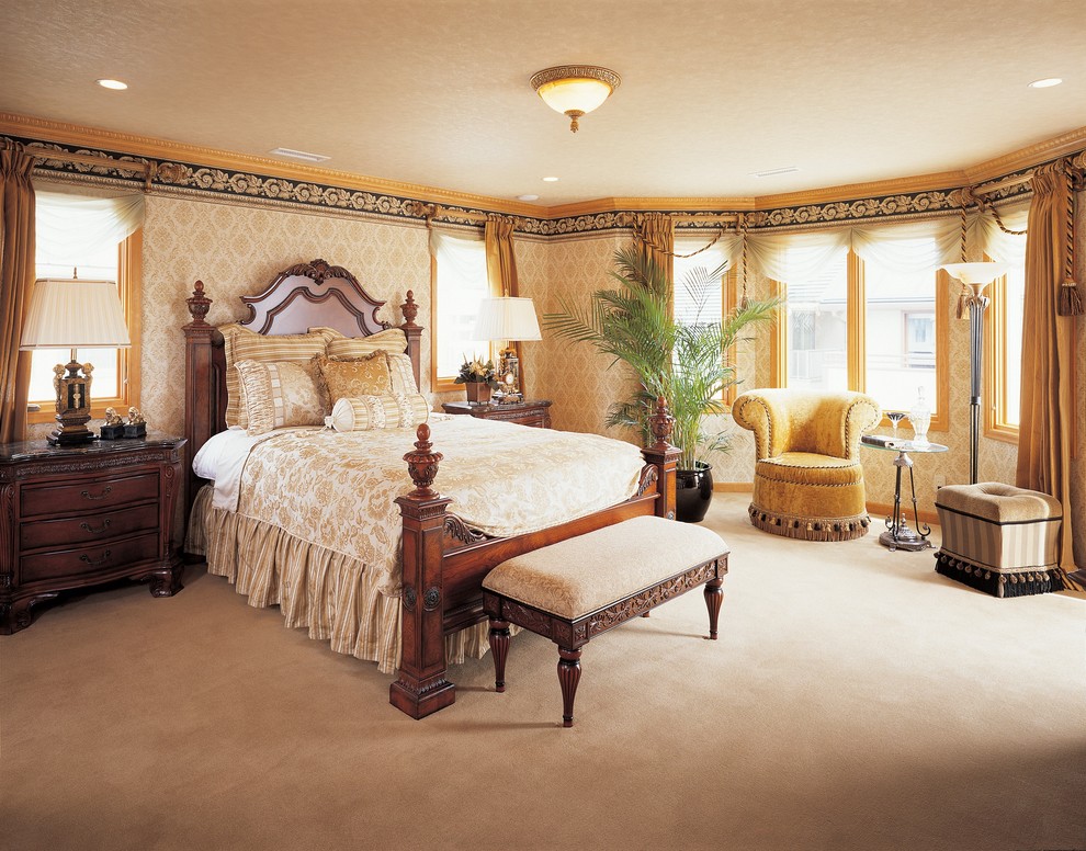 他の地域にあるヴィクトリアン調のおしゃれな寝室 (マルチカラーの壁、カーペット敷き、茶色い床)