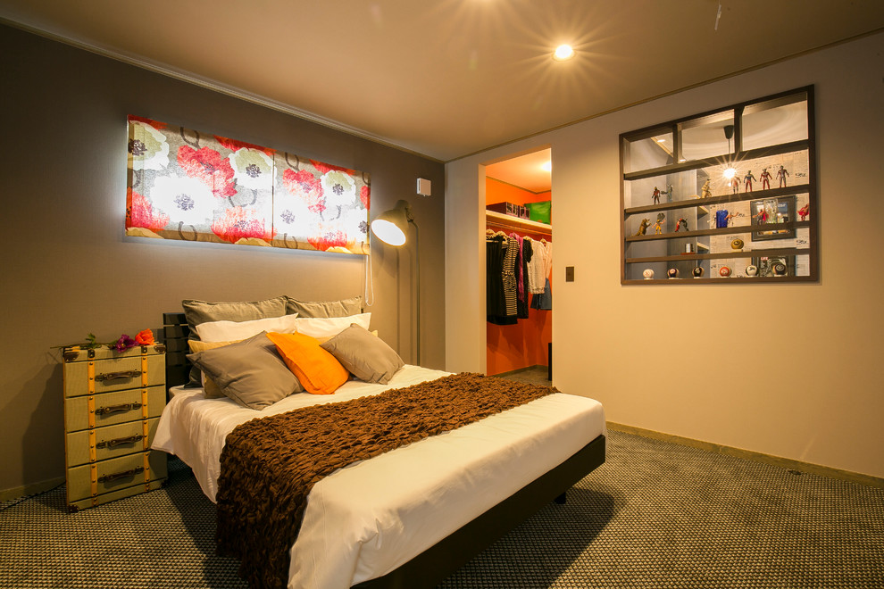 他の地域にあるコンテンポラリースタイルのおしゃれな寝室 (マルチカラーの壁、カーペット敷き)