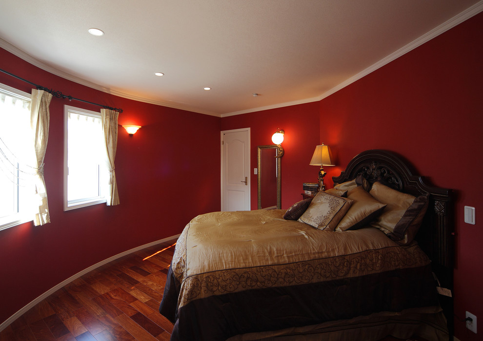横浜にあるおしゃれな寝室 (赤い壁、濃色無垢フローリング、ベージュの床) のレイアウト