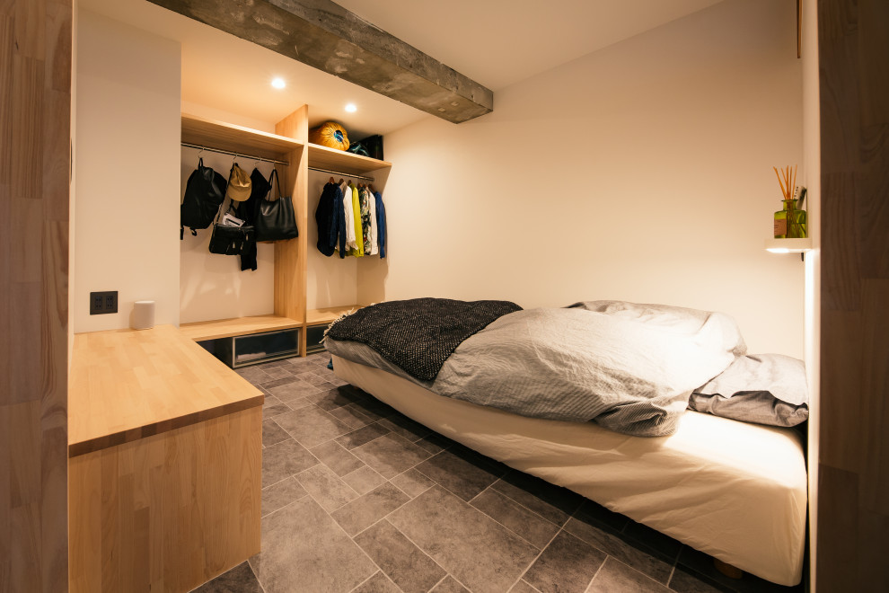 Imagen de dormitorio principal industrial de tamaño medio con paredes beige, suelo de madera clara, suelo gris, papel pintado y papel pintado
