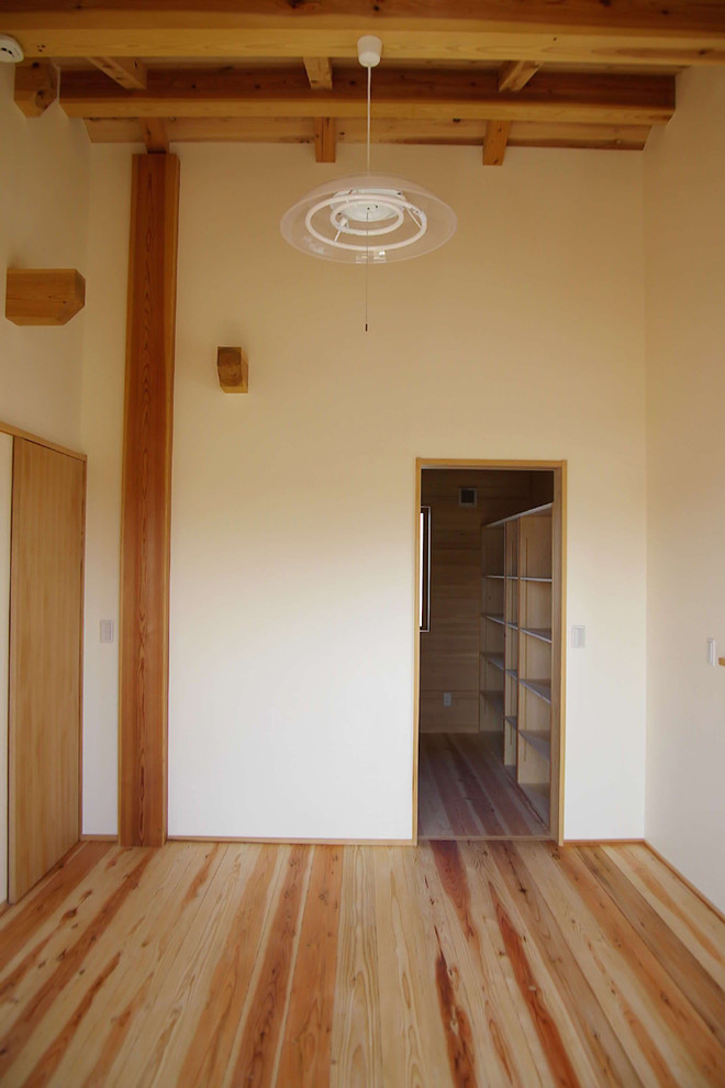 Großes Asiatisches Schlafzimmer mit hellem Holzboden und grünem Boden in Sonstige