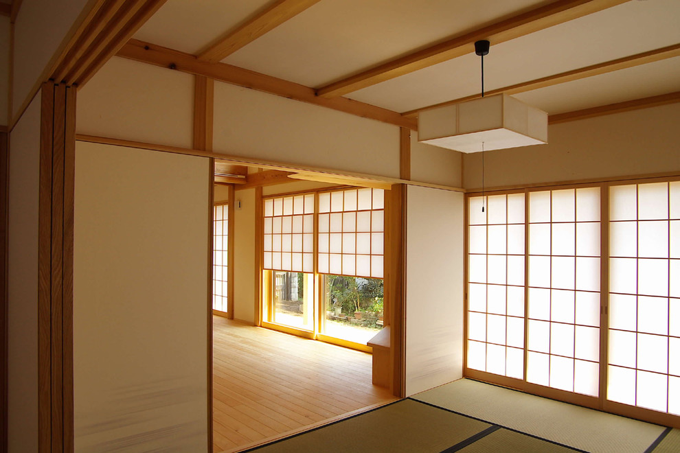 Réalisation d'une grande chambre asiatique avec un sol de tatami et un sol vert.