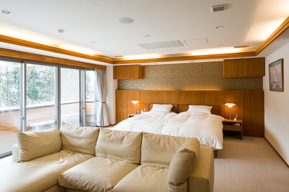 他の地域にあるモダンスタイルのおしゃれな寝室 (白い壁、カーペット敷き、ベージュの床) のレイアウト
