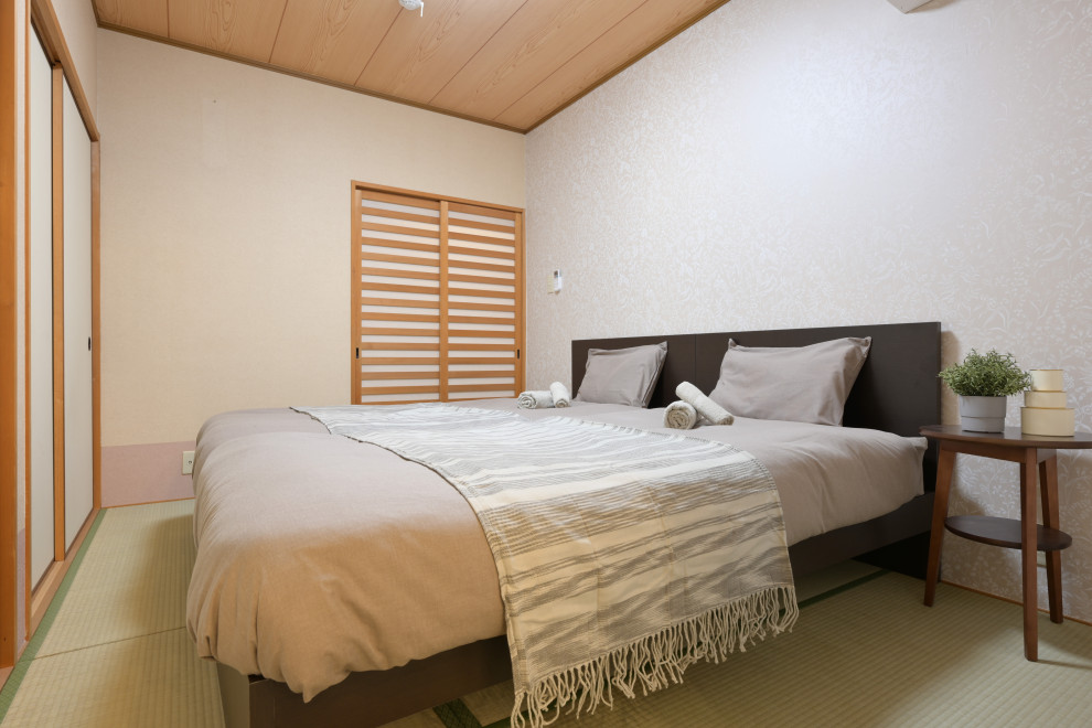 Aménagement d'une très grande chambre d'amis asiatique avec un mur beige, un sol de tatami et un sol jaune.