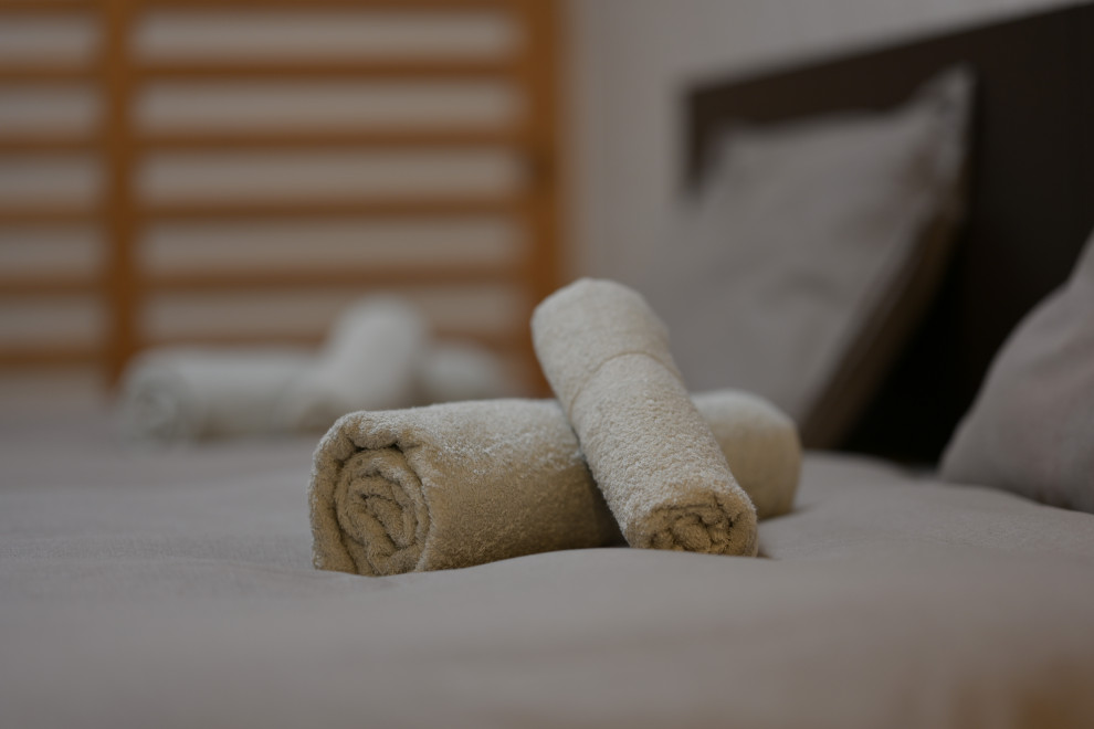 Idées déco pour une très grande chambre d'amis asiatique avec un mur beige, un sol de tatami et un sol jaune.