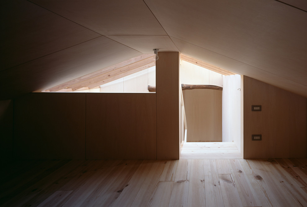 Foto de dormitorio tipo loft escandinavo pequeño sin chimenea con paredes beige, suelo de madera clara, suelo beige, madera y madera