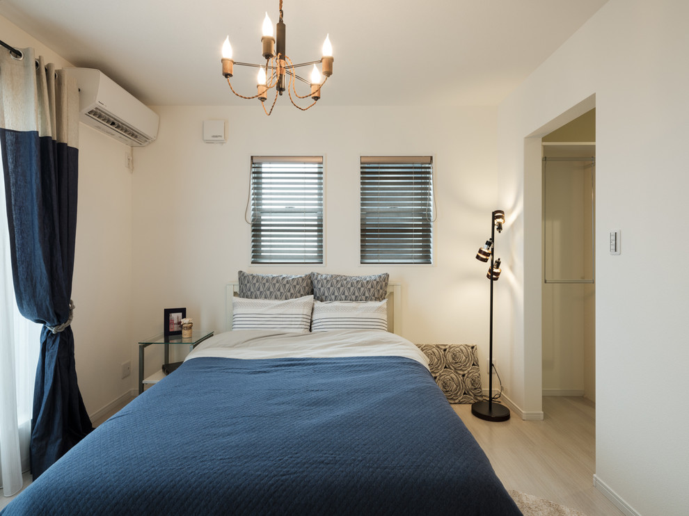 Стильный дизайн: хозяйская спальня в морском стиле с белыми стенами, полом из фанеры и бежевым полом без камина - последний тренд