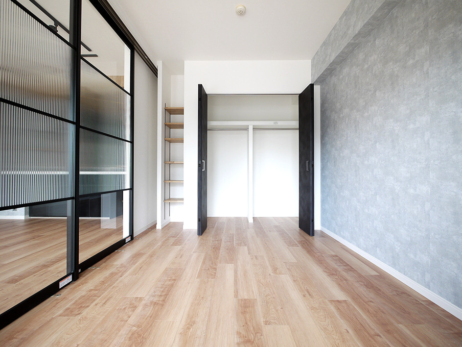 Источник вдохновения для домашнего уюта: хозяйская спальня в стиле модернизм с серыми стенами, полом из фанеры и бежевым полом