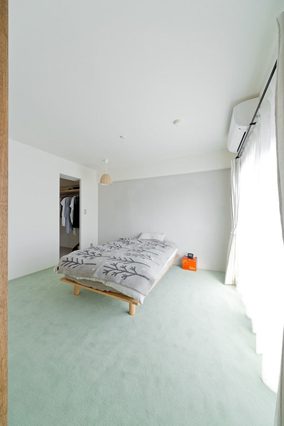 Diseño de dormitorio escandinavo con paredes grises, moqueta y suelo verde