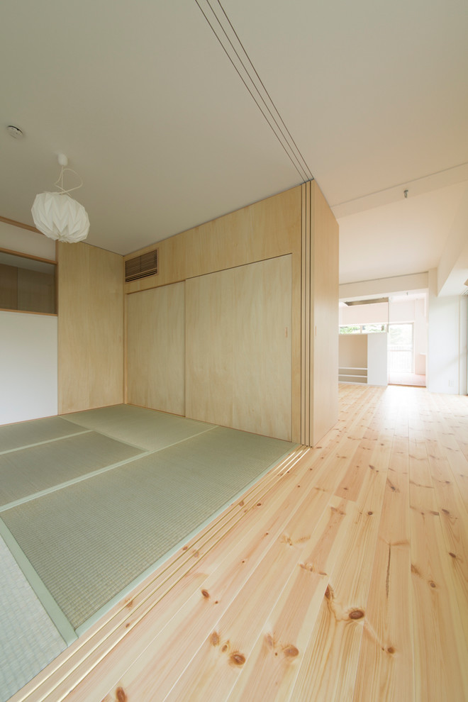 Idéer för ett mellanstort modernt huvudsovrum, med beige väggar och tatamigolv