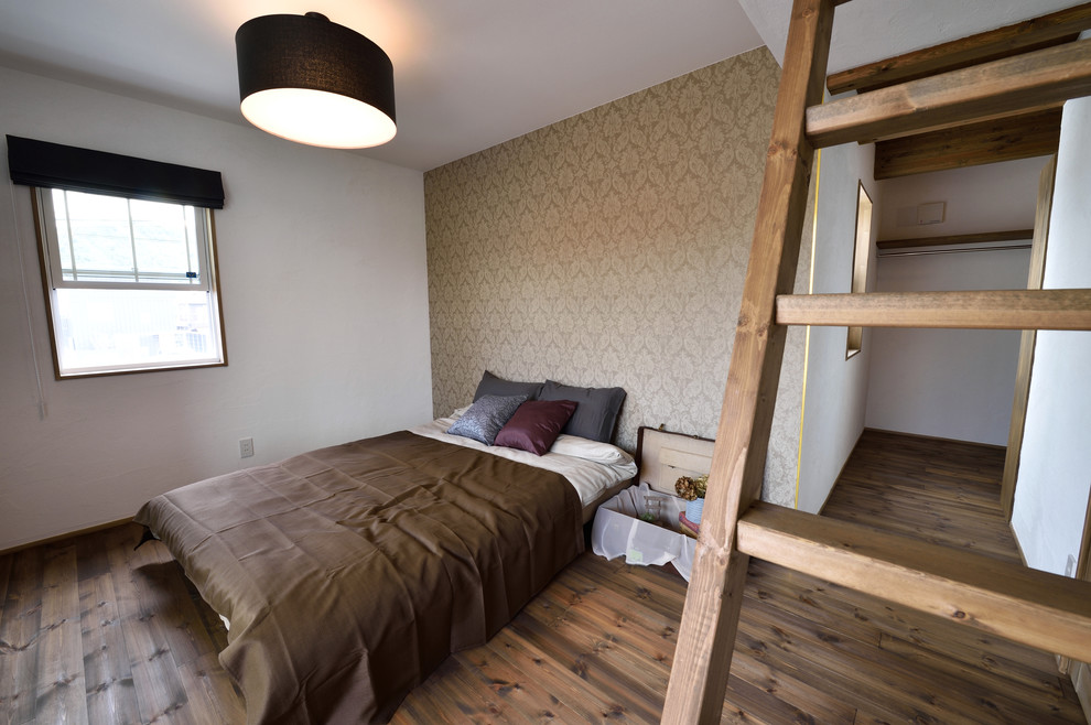 Modelo de dormitorio de estilo de casa de campo con paredes multicolor, suelo de madera en tonos medios y suelo marrón
