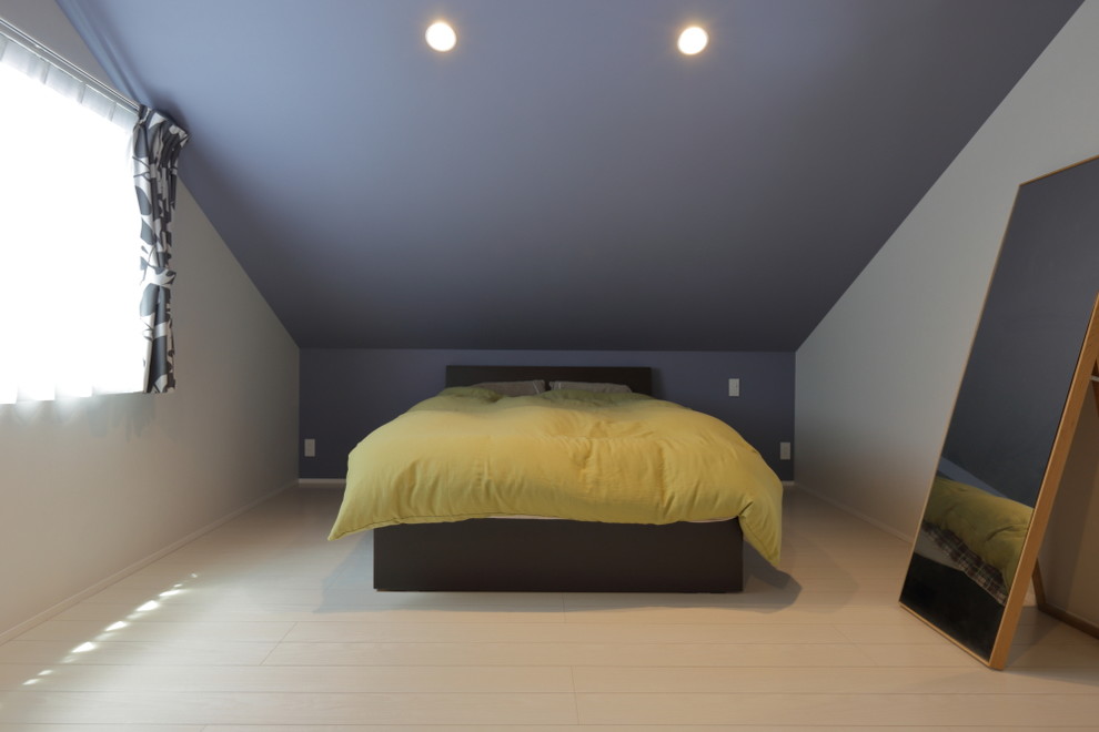 他の地域にあるコンテンポラリースタイルのおしゃれな寝室 (青い壁、塗装フローリング、白い床)