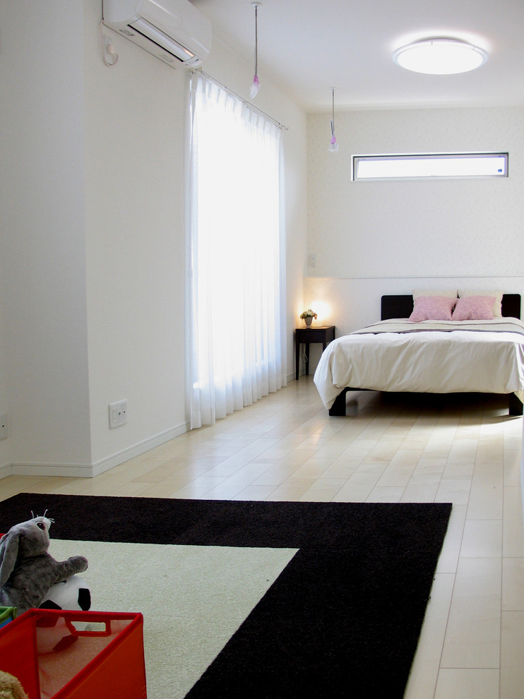 Foto di una camera matrimoniale contemporanea con pareti bianche, parquet chiaro e pavimento beige