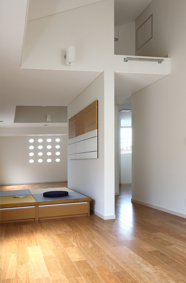 Foto de dormitorio moderno con suelo de madera en tonos medios y suelo marrón