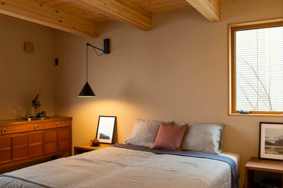 Стильный дизайн: спальня в восточном стиле с бежевыми стенами - последний тренд