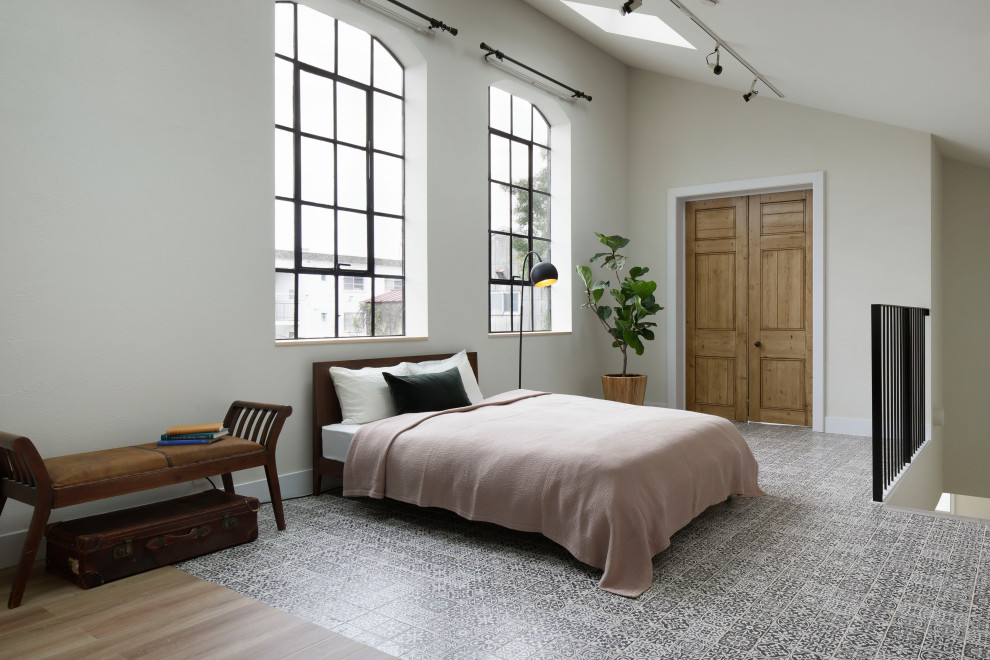 Foto de dormitorio principal romántico extra grande sin chimenea con paredes blancas y suelo beige
