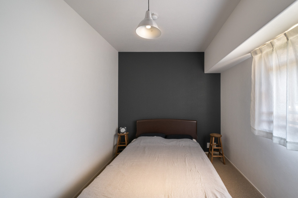 Cette image montre une chambre minimaliste de taille moyenne avec un mur multicolore, un sol marron, un plafond en papier peint et du papier peint.