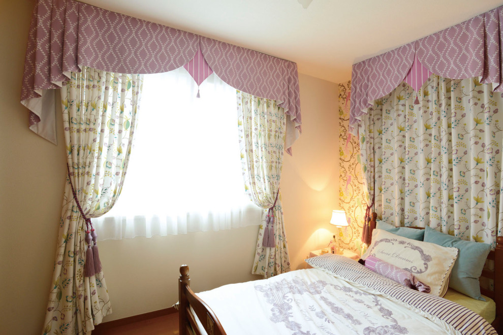 На фото: маленькая хозяйская спальня в стиле шебби-шик с розовыми стенами, полом из фанеры, коричневым полом, потолком с обоями и обоями на стенах для на участке и в саду
