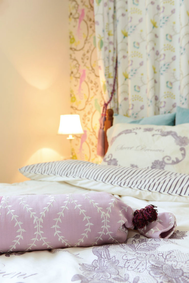 Imagen de dormitorio principal romántico pequeño con paredes rosas, suelo de contrachapado, suelo marrón, papel pintado y papel pintado