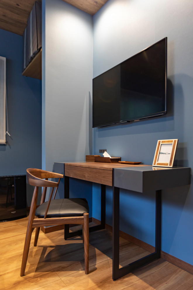 Idee per una piccola camera matrimoniale moderna con pareti blu, pavimento in compensato e pavimento marrone