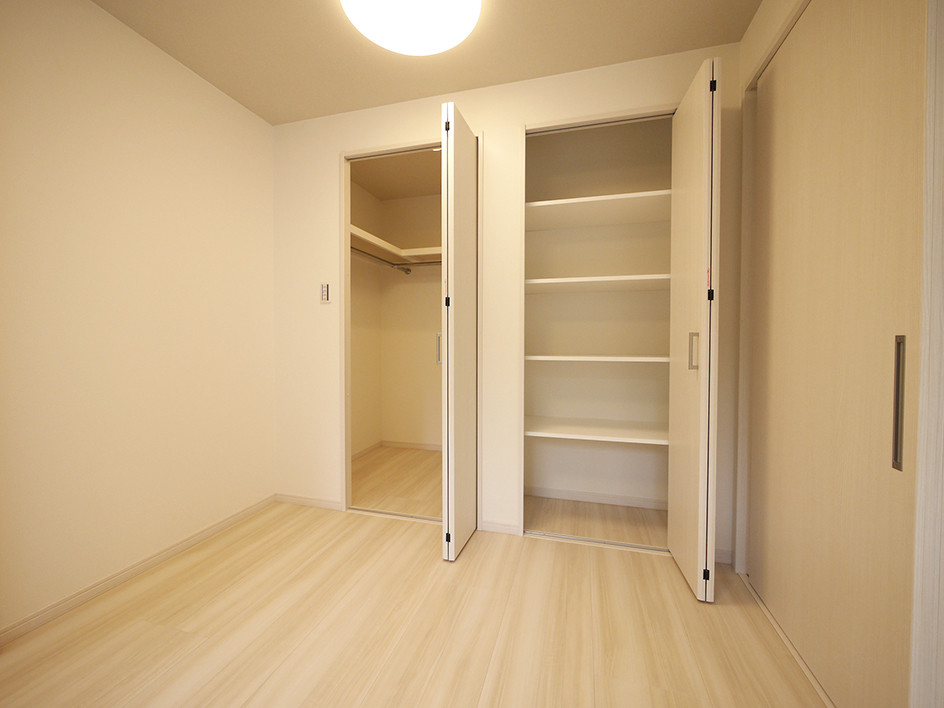 Imagen de dormitorio principal nórdico con paredes blancas, suelo de contrachapado y suelo beige