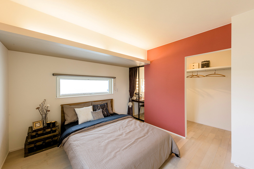 他の地域にあるコンテンポラリースタイルのおしゃれな寝室 (白い壁、淡色無垢フローリング、茶色い床) のインテリア