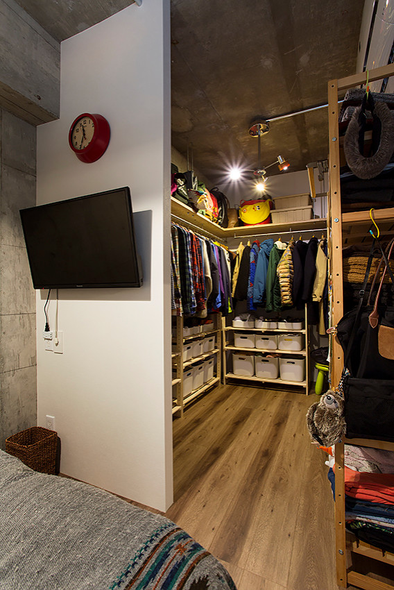 Kleines Industrial Hauptschlafzimmer ohne Kamin mit weißer Wandfarbe, Sperrholzboden und braunem Boden in Tokio