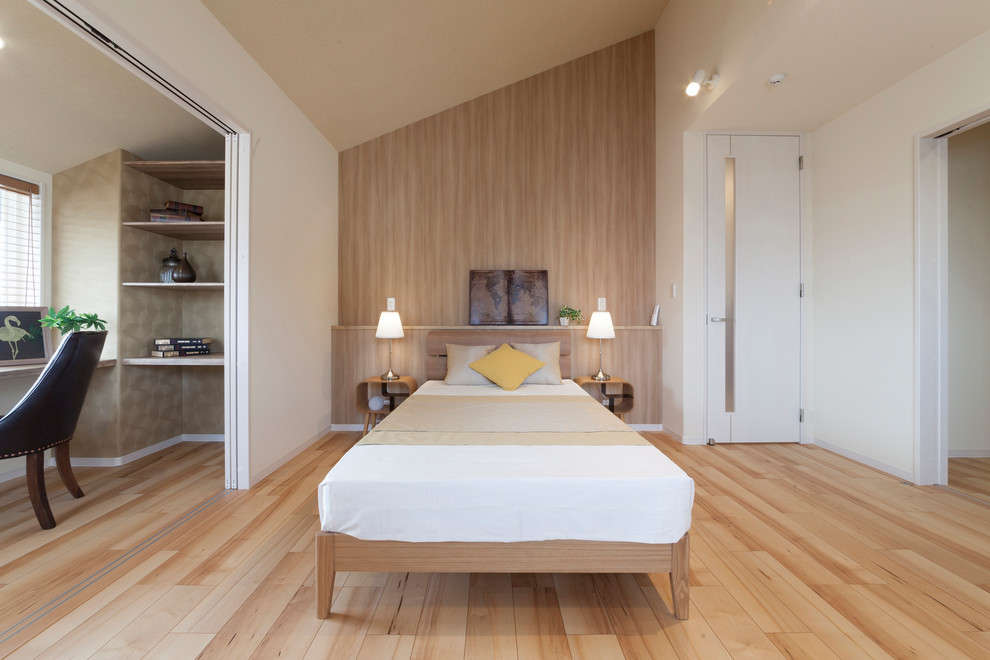 Exemple d'une chambre scandinave avec un mur multicolore, un sol en bois brun et un sol marron.