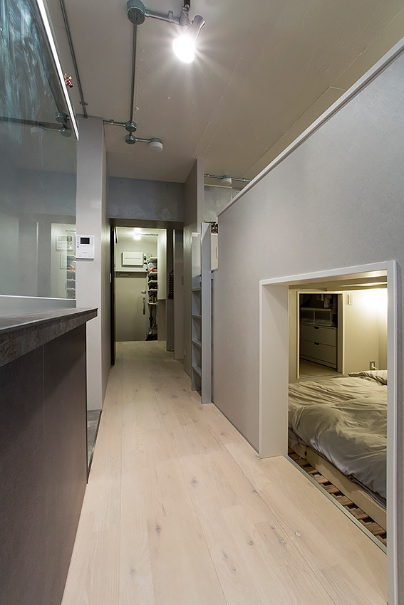 Ejemplo de dormitorio contemporáneo pequeño sin chimenea con suelo de contrachapado, suelo beige y paredes blancas