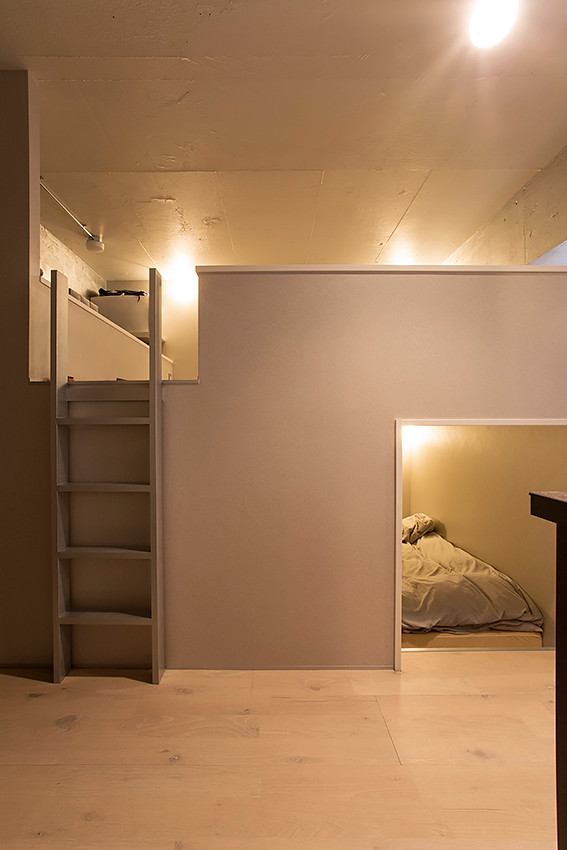 Свежая идея для дизайна: маленькая спальня в современном стиле с белыми стенами, полом из фанеры и бежевым полом без камина для на участке и в саду - отличное фото интерьера