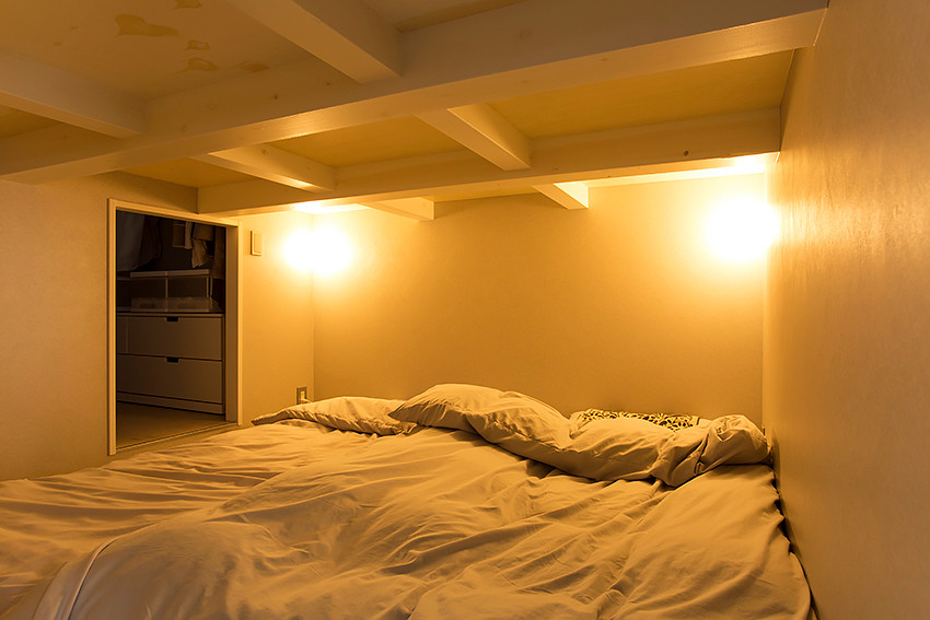 Modelo de dormitorio contemporáneo pequeño sin chimenea con paredes blancas, suelo de contrachapado y suelo beige