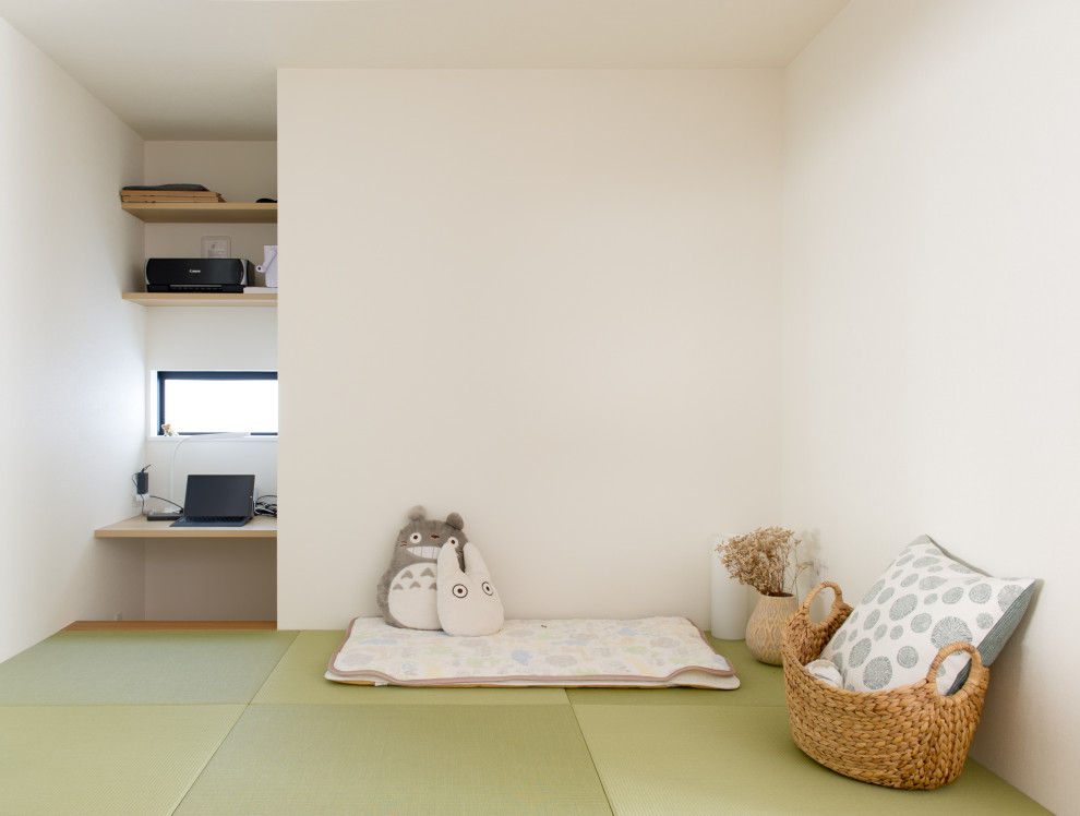 Idée de décoration pour une petite chambre asiatique avec un mur blanc, un sol de tatami et un sol vert.