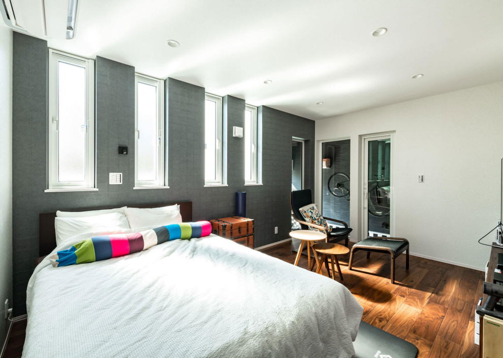 Ejemplo de dormitorio romántico con paredes grises y suelo marrón