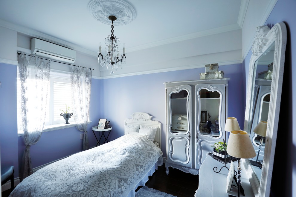 Источник вдохновения для домашнего уюта: спальня в викторианском стиле с фиолетовыми стенами