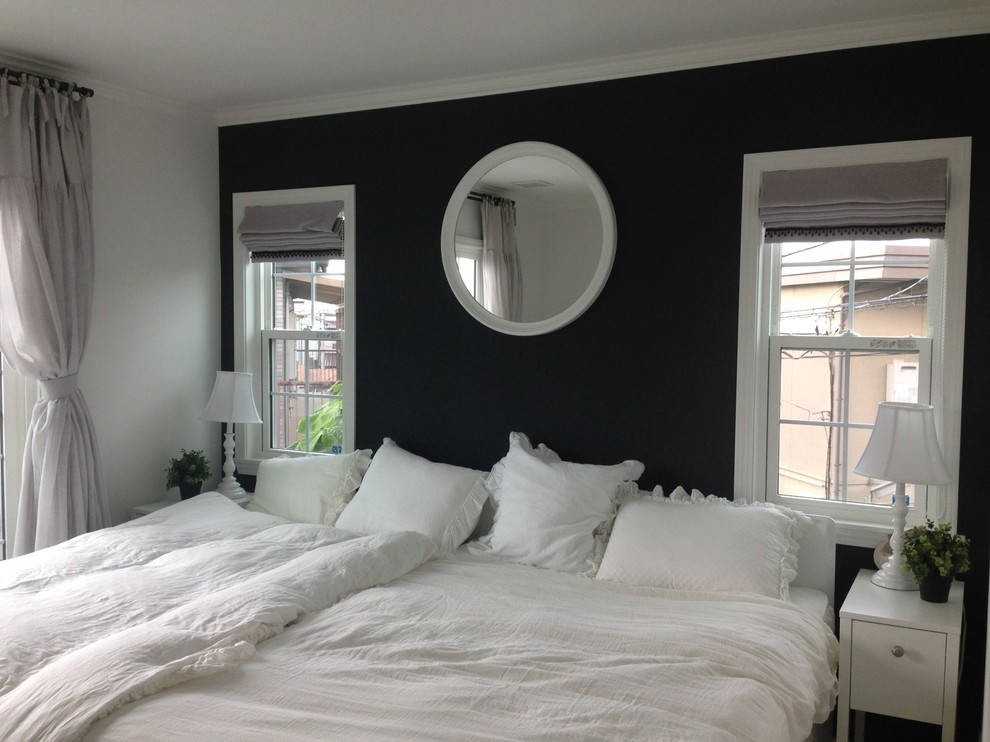 На фото: хозяйская спальня в классическом стиле с белыми стенами без камина с