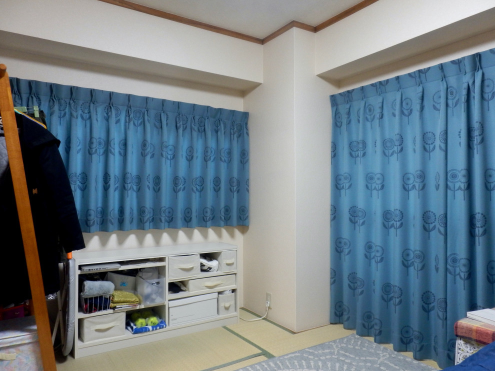 Esempio di una piccola camera matrimoniale nordica con pareti bianche, pavimento in tatami, nessun camino e pavimento verde