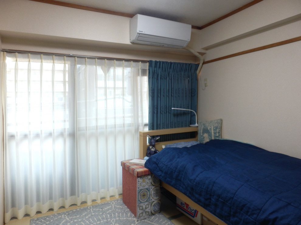 Foto de dormitorio principal escandinavo pequeño sin chimenea con paredes blancas, tatami y suelo verde