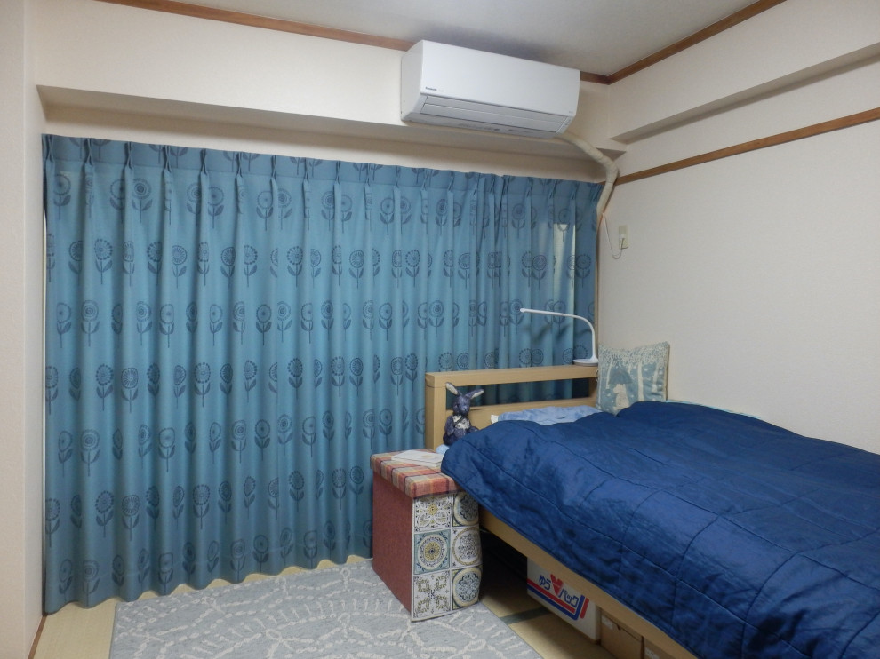 Modelo de dormitorio principal escandinavo pequeño sin chimenea con paredes blancas, tatami y suelo verde