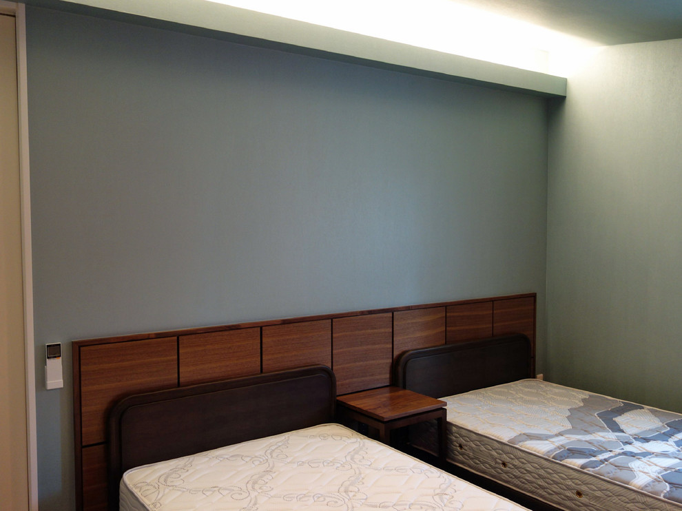 Свежая идея для дизайна: хозяйская спальня с зелеными стенами, полом из фанеры и коричневым полом - отличное фото интерьера