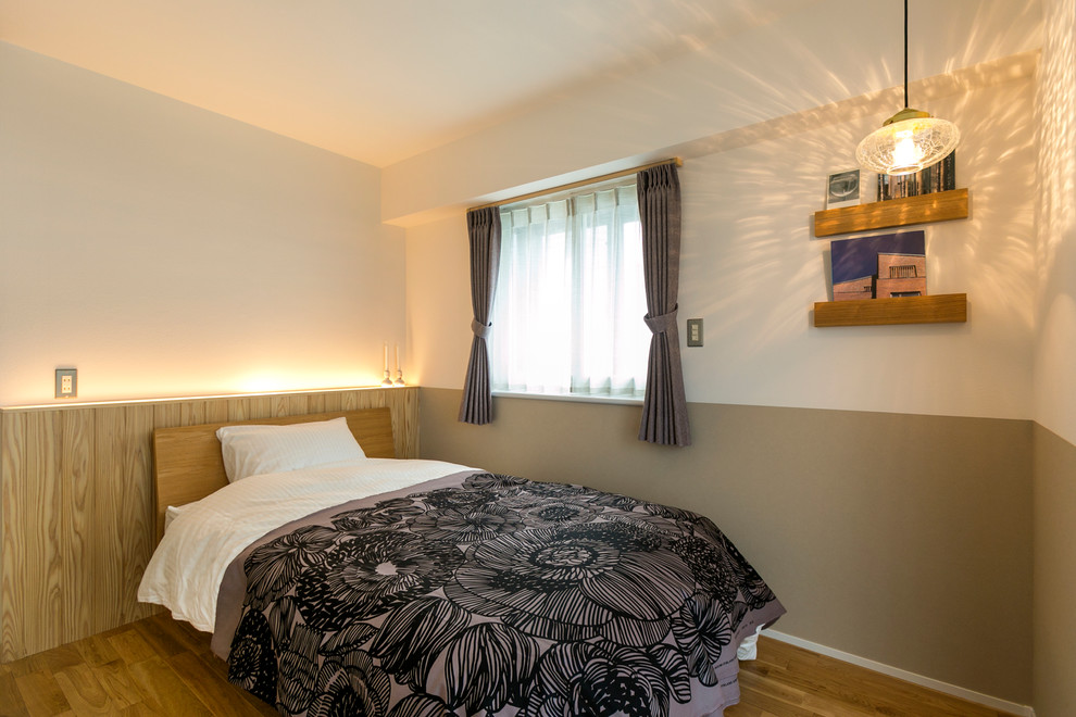Immagine di una camera da letto nordica con pareti multicolore e pavimento marrone