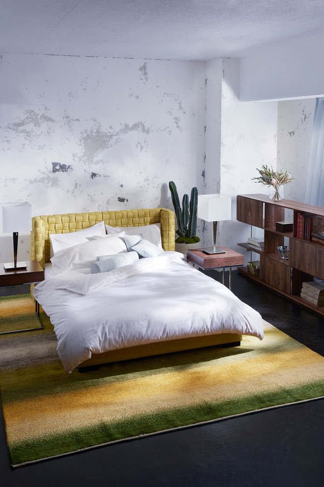 Пример оригинального дизайна: спальня в стиле модернизм с белыми стенами и черным полом