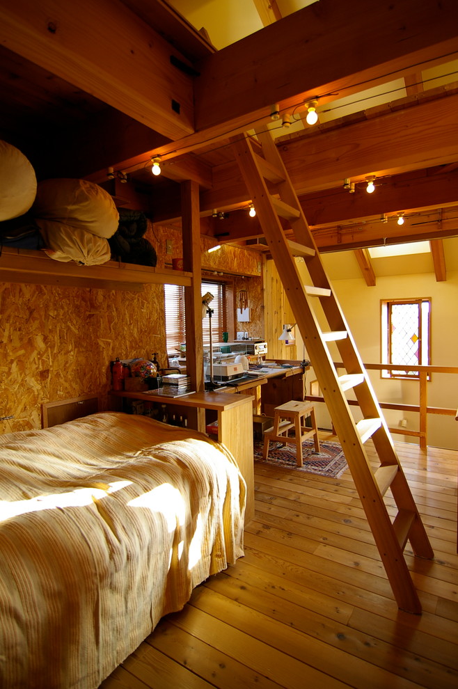 Idee per una camera da letto country con pareti marroni, pavimento in legno massello medio e pavimento marrone