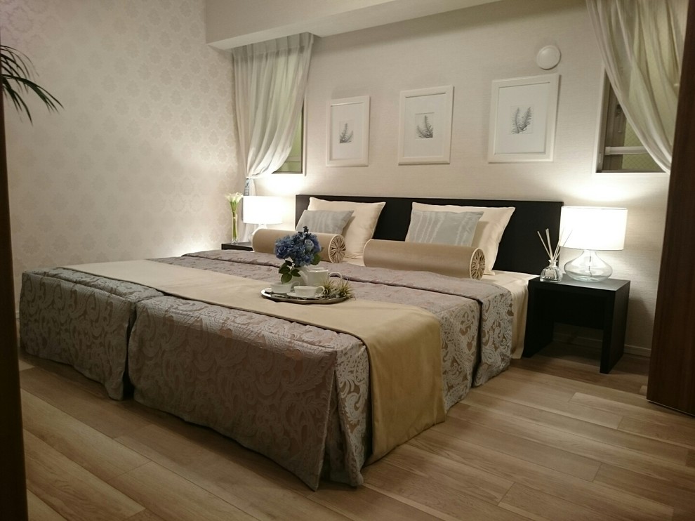 東京23区にあるトラディショナルスタイルのおしゃれな寝室 (白い壁、無垢フローリング、茶色い床)